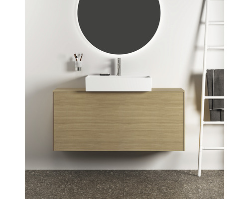 Modernes Badezimmer mit Waschtischunterschrank, Aufsatzwaschbecken, rundem Spiegel und Handtuchleiter