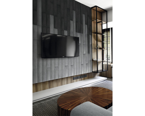 Wohnzimmer mit Fernseher, Wandpaneelen, Regal und rundem Tisch