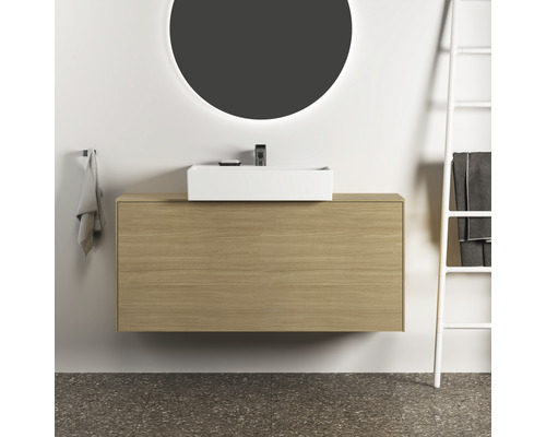Badezimmer mit Waschbecken, Waschtischunterschrank und rundem Spiegel