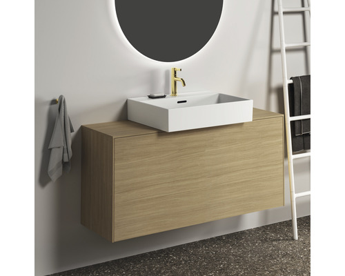Modernes Badezimmer mit Waschtisch, Aufsatzwaschbecken, Spiegel mit Beleuchtung und Handtuchhalter