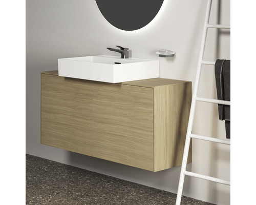 Waschtisch mit Unterschrank, Armatur und Handtuchhalter für das Badezimmer.