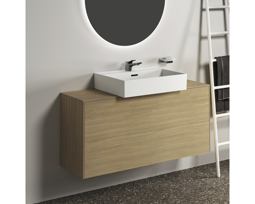 Badezimmer mit Waschbecken, Unterschrank und beleuchtetem Spiegel