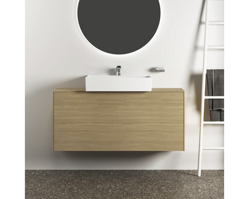 Modernes Badezimmer mit Waschtischunterschrank, Aufsatzwaschbecken und beleuchtetem Spiegel