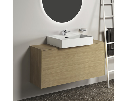 Waschtischkombination mit Holzunterschrank und Aufsatzwaschbecken im Badezimmer.