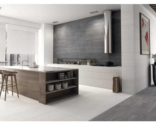 Helle Küche mit Kochinsel, Dunstabzugshaube und Fliesen