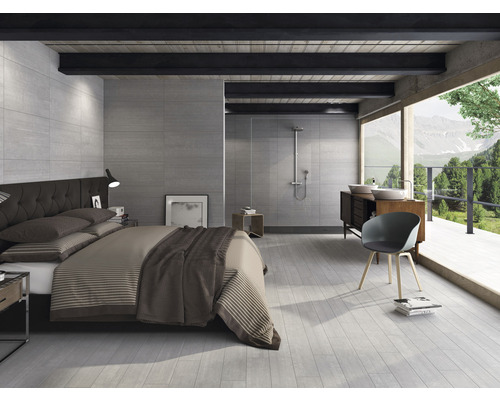 Helles Zimmer mit Bad und Schlafbereich mit Fliesenboden und gefliester Wand