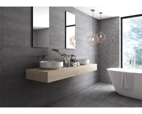 Badezimmer mit grauen Fliesen, zwei Waschbecken, Spiegeln und Badewanne.