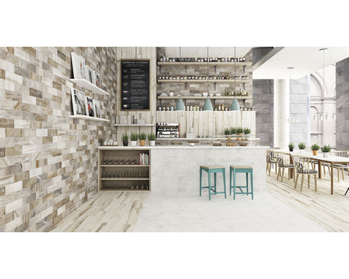 Helles Café mit Tresen, Regalen und Tischen, gefliest mit Wand- und Bodenfliesen in Holzoptik.