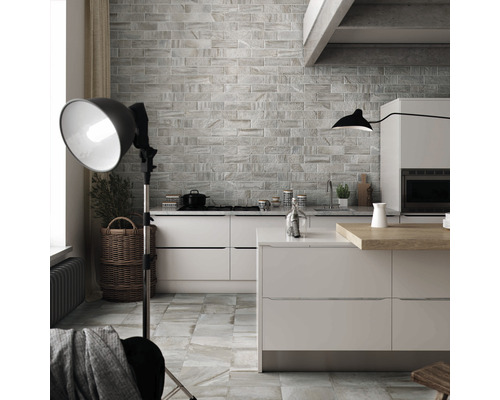 Moderne Küche mit Steinwandfliesen und Bodenfliesen