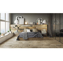 Helles Schlafzimmer mit Holzboden, Holzwand und großem Fenster