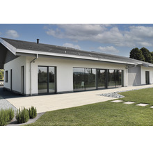 Modernes Haus mit Terrasse, Rasen und Flachdachziegeln