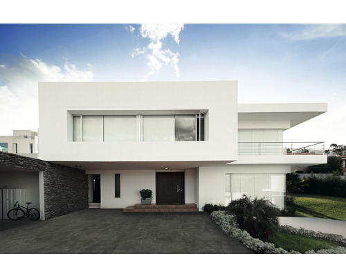 Modernes Haus mit weißer Fassade, dunkler Zufahrt und Garage