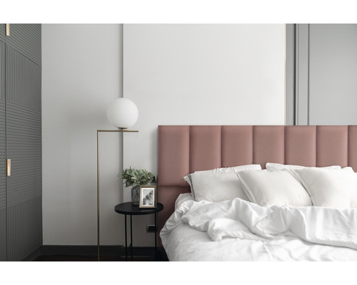 Schlafzimmer mit Bett, Nachttischlampe und Kommode