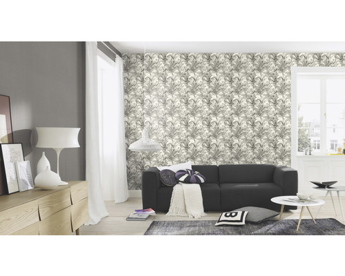 Helles Wohnzimmer mit Sofa, Kommode und floral gemusterter Tapete