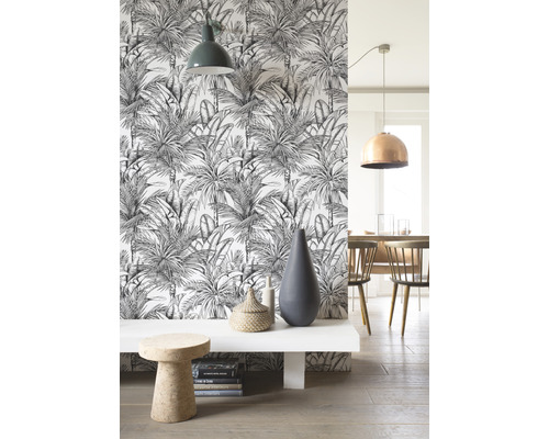 Wohnzimmer mit weißer Bank, Dekorationsobjekten, Hocker und Palmen Tapete