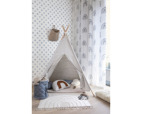 Kinderspielzimmer mit Tipi Zelt, Teppich mit Regenbogenmuster und Dekorationen