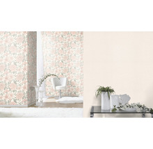 Dekoriertes Zimmer mit Blumentapete