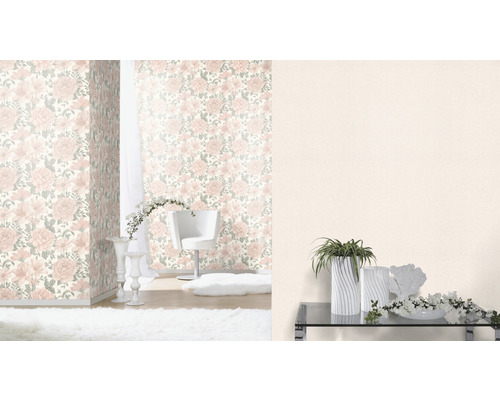 Dekoriertes Zimmer mit Blumentapete