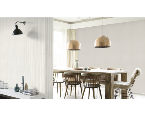 Esszimmer mit Holztisch, Stühlen und Pendelleuchten