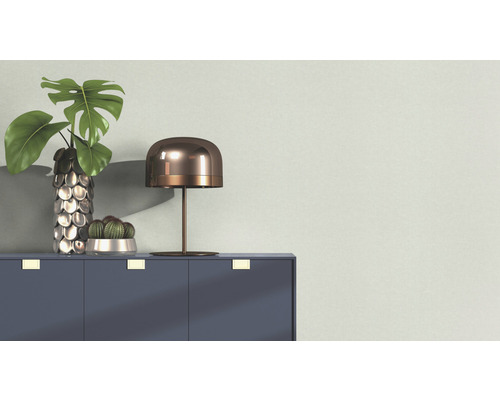 Dekorative Zimmerpflanzen und eine Lampe auf einem Sideboard