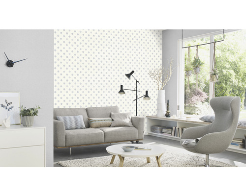 Wohnzimmer mit Sofa, Sessel und Tapete mit Punktmuster