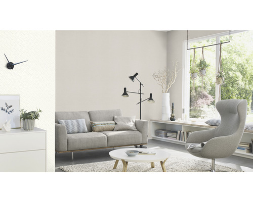 Wohnzimmer mit Sofa, Sessel, Stehlampe, Couchtisch und dekorativen Elementen für eine gemütliche Atmosphäre.