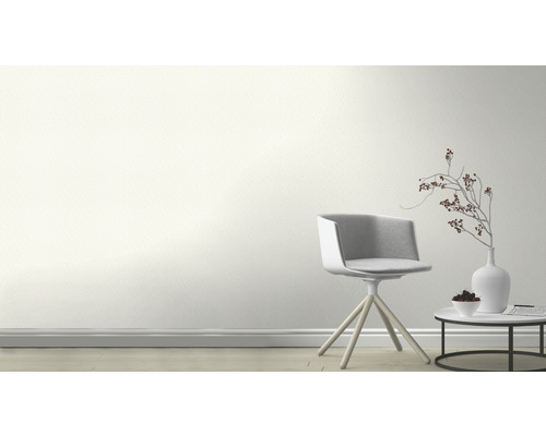 Helles Zimmer mit strukturierten Tapeten, Stuhl und Tisch