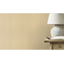 Wand mit hellem Farbton neben Lampe und Dekoration auf Holztisch
