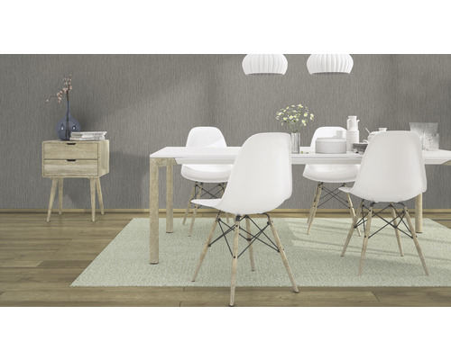 Esszimmer mit Esstisch, Stühlen und Beistelltisch