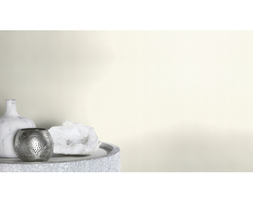 Dekorative Tapete mit Vase, Teelichthalter und Quarz auf einem Tisch