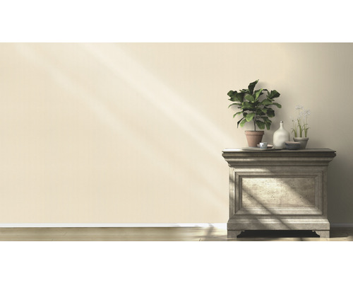 Dekoratives Sideboard mit Pflanzen und Vasen in einem hellen Raum.