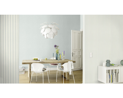Wohnzimmer mit Esstisch, Stühlen, Lampe und gestreifter Tapete