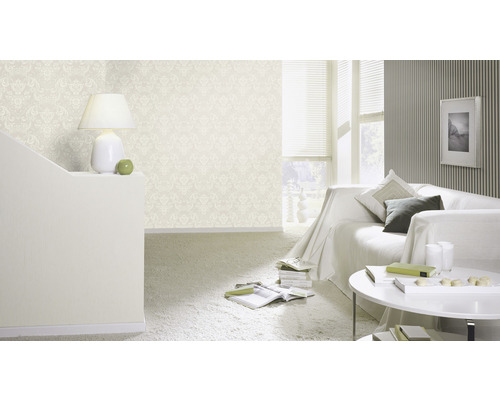 Heller Wohnraum mit gemusterter Tapete, Sofa und Tisch