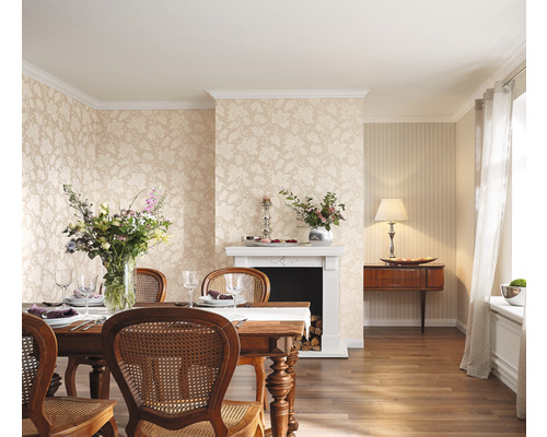 Esszimmer mit floraler Tapete, Holztisch, Stühlen und Kamin