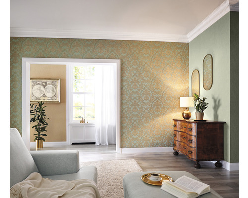 Wohnzimmer mit gemusterter Tapete, Kommode und Spiegeln für eine stilvolle Atmosphäre