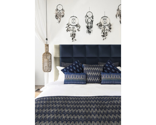 Wandkissen Riviera dunkelblau Samt-Optik 30 x 30 cm Schlafzimmer mit blauem Kopfteil, dekorativen Kissen, Tagesdecke und Traumfängern