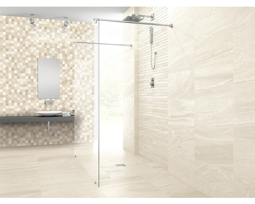 Helles Badezimmer mit Mosaikwand, Waschtisch, Spiegel und begehbarer Dusche