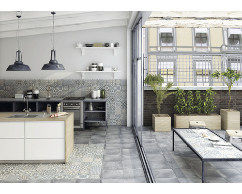 Helle Küche mit Fliesenboden und Fliesenspiegel im Vintage-Stil, Kochinsel und Zugang zum Balkon mit Tisch und Bepflanzung