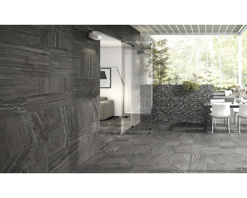 Außenbereich mit Bodenfliesen und Wandfliesen in Holzoptik, ergänzt durch eine Terrasseneinrichtung