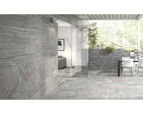 Heller Wohnbereich mit Bodenfliesen in Holzoptik, Wandfliesen und Terrassenbereich