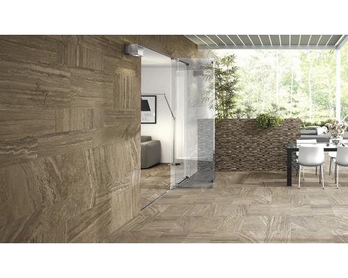 Terrasse mit keramischen Fliesen in Holzoptik, offenem Wohnbereich und Gartentischgarnitur.