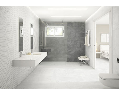 Modernes Badezimmer mit Waschbecken, Spiegel und Dusche