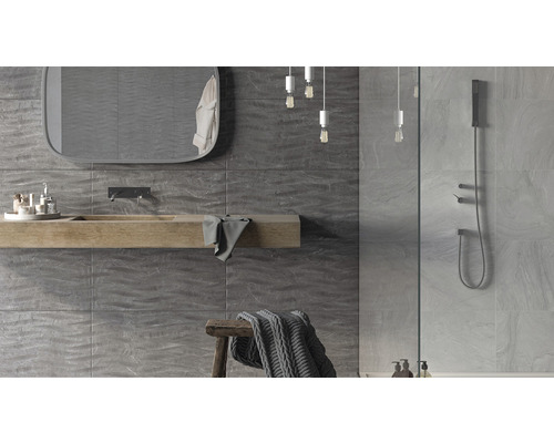 Modernes Badezimmer mit grauen Wandfliesen, Holzwaschtisch und Dusche.