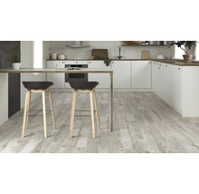 Helle Küche mit Holzboden und Barhockern