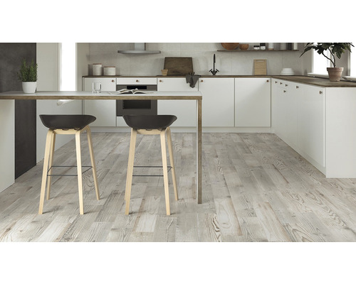 Helle Küche mit Holzboden und Barhockern