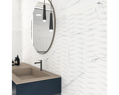Modernes Badezimmer mit Waschbecken, Spiegel und weißen Marmorfliesen mit Wellenmuster