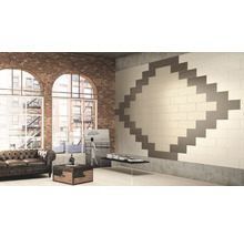 Wohnraum mit Ziegelwand, Sofa und Wandfliesen in Diamantenmuster