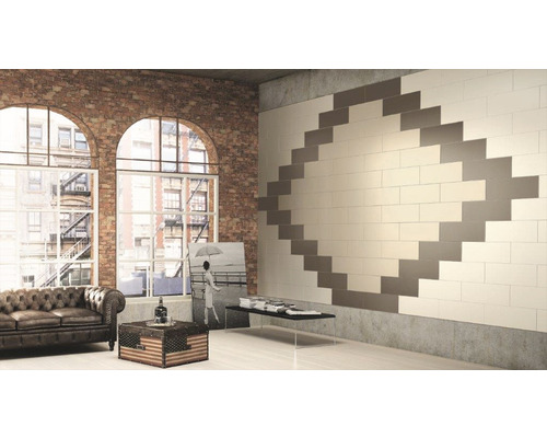 Wohnraum mit Ziegelwand, Sofa und Wandfliesen in Diamantenmuster