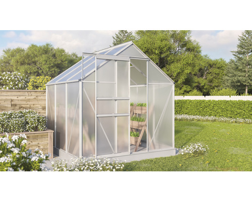 Gewächshaus mit geöffneter Schiebetür im Garten.