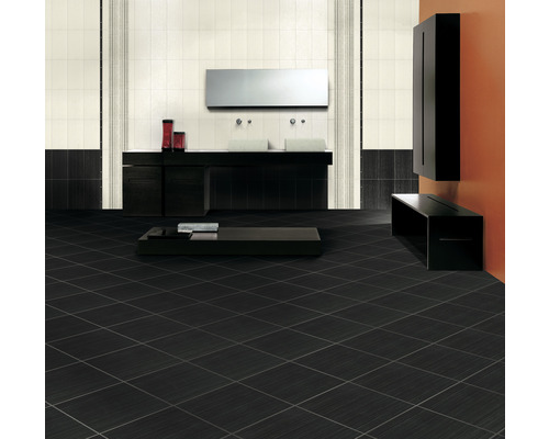 Modernes Badezimmer mit schwarzen Bodenfliesen, Waschtisch und Spiegel